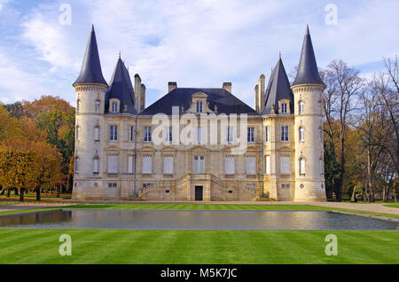 Französische Weinberg. Chateau Pichon Longueville ist ein berühmter Wein schloss 1851 erbaut von Raoul de Pichon Longueville. berühmten Weingut von Bordeaux Stockfoto