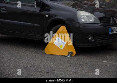 Eine Klemme an einem Fahrzeug für die unbezahlten KFZ-Steuer bestraft befestigt Stockfoto