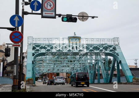 Eiserne Brücke in Nishi Chaya Bezirk, einem traditionellen japanischen Stil in Kanazawa, Japan Stockfoto