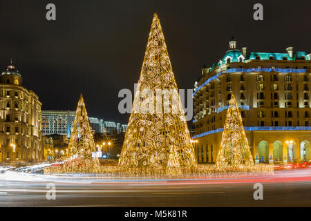 Neues Jahr, Weihnachtsbaum auf einem der Plätze der Stadt Baku, der Hauptstadt Aserbaidschans. Stockfoto