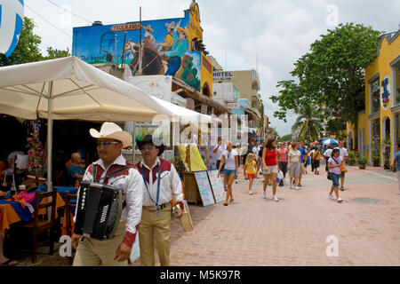 Straßenmusiker bei einem Spaziergang Promenade an der Playa del Carmen, Mexiko, Karibik Stockfoto