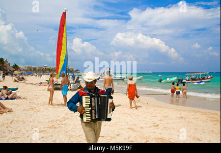 Mexikanische Mann spielt Akkordeon am Strand von Playa del Carmen, Mexiko, Karibik Stockfoto