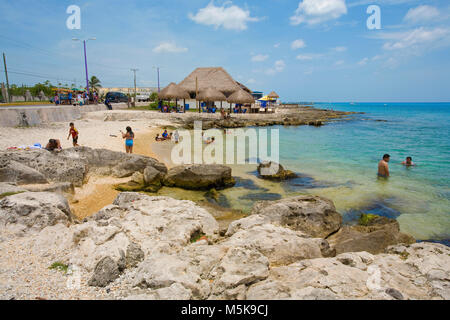 Einheimische baden am Stadtstrand von San Miguel, Cozumel, Mexiko, Karibik | Einheimischen Baden am Strand von San Miguel, Cozumel, Mexiko, der Karibik Stockfoto