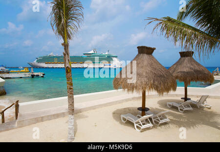 Kreuzfahrtschiff "Freiheit der Meere" in San Miguel, Cozumel, Mexiko, der Karibik Stockfoto