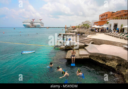 Schnorchler mit einer Badeplattform, Kreuzfahrtschiff Carnival Valor und Carnival Conquest am Terminal, San Miguel, Cozumel, Mexiko, der Karibik Stockfoto