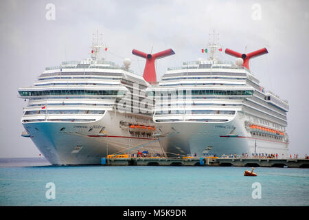 Kreuzfahrtschiff Carnival Valor und Carnival Conquest am Pier, San Miguel, Cozumel, Mexiko, der Karibik Stockfoto