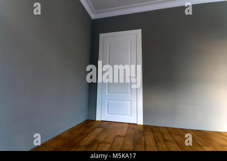 Neu renovierte Zimmer mit frisch gestrichenen Wände, weiße Türen und Parkett Stockfoto