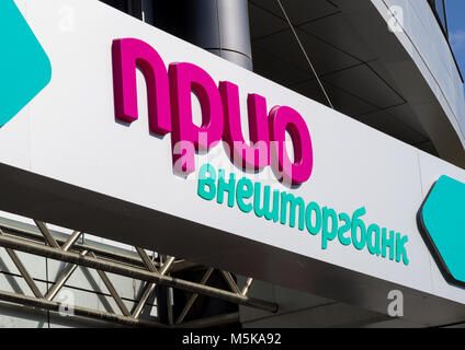 Voronezh, Russland - 27. April 2017: Schild mit dem Namen der Bank "PRIO - vneshtorgbank' auf Kirova Straße Stockfoto