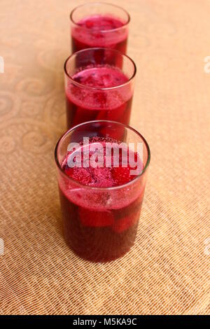 Gläser mit Rote Bete und schwarze Karotte Kanji, einem indischen fermentierte probiotische Drink gefüllt Stockfoto