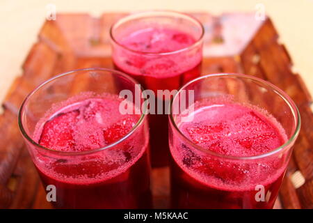 Nahaufnahme des Indischen fermentierte probiotische Drink Rote Beete und Schwarze Karotte Kanji gefüllt in transparenten Gläser Stockfoto