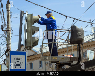 Voronezh, Russland - 27. April 2017: Die Mitarbeiter der Stadt Dienstleistungen dient eine Ampel auf Lenins Bereich der Stadt Voronezh Stockfoto