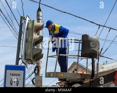 Voronezh, Russland - 27. April 2017: Die Mitarbeiter der Stadt Dienstleistungen dient eine Ampel auf Lenins Bereich Stockfoto