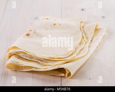 Armenische Fladenbrot lavash. Pita Brot auf weissem Holztisch. Kopieren Sie Platz. Stockfoto