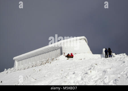 Eis bedeckt Hafod Eryri Cafe auf der Snowdon Mountain Summit mit Schnee im Winter in Snowdonia National Park. Gwynedd, Wales, Großbritannien, Großbritannien Stockfoto