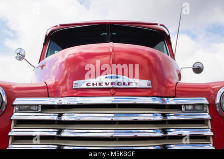 1951 Roter Chevrolet Pickup Truck auf ein amerikanisches Auto zeigen. Großbritannien Stockfoto