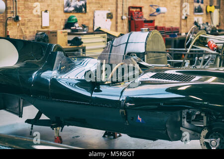 1955 Jaguar DType Sports Racing Auto in einer Garage im Bicester Heritage Center, Oxfordshire, England. Vintage Filter angewendet Stockfoto