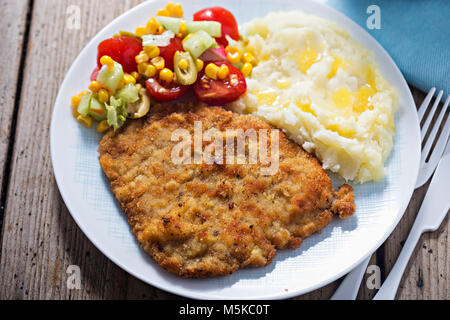 Polnische paniertes Schweinekotelett mit Kartoffelpüree und Salat Stockfoto