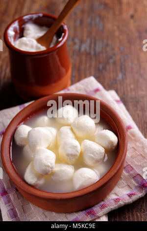 Kleine mozzarella Kugeln in Salzlake Stockfoto