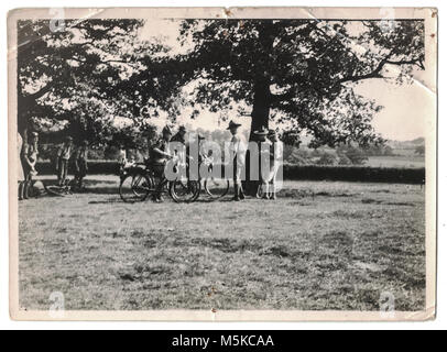 Boy Scout Radfahrer werden von Lord Baden Powell in der 5. Welt Boy Scout Jamboree, gehalten in Bloemendaal Vogelenzang, Holland, Niederlande, Juli 30. bis 13. August 1937 Stockfoto