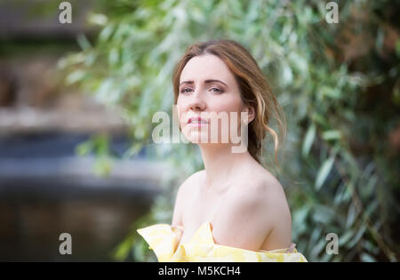 Russland, Moskau, izmaylovsky Park, 27. August 2017. Internationale Foto Festival. Eine leidende junge Frau. Leiden auf dem Gesicht. Stockfoto