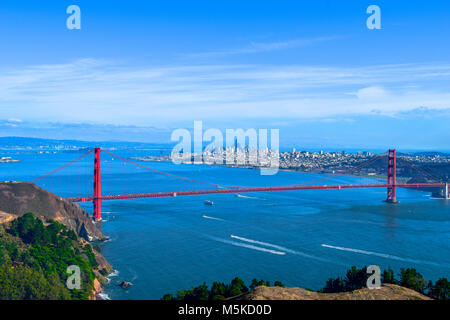 Golden Gate Bridge Blick vom Hügel, einige Schiffe im Wasser, San Fancisco Skyline, Kalifornien, USA Stockfoto