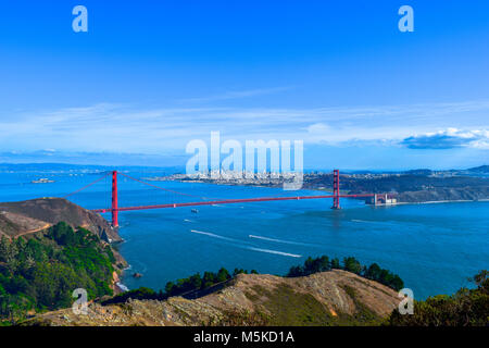 Golden Gate Bridge Blick vom Hügel, einige Schiffe im Wasser, San Fancisco Skyline, Kalifornien, USA Stockfoto