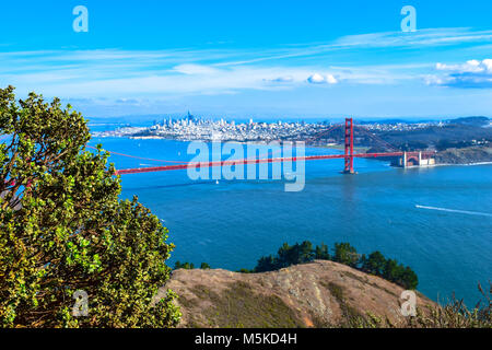 Golden Gate Bridge Blick vom Hügel, einige Schiffe im Wasser, San Fancisco Skyline, Kalifornien, USA Stockfoto