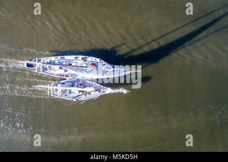 Direkt nach unten schauen, als zwei traditionelle Skipjack Boote Seite Racing auf der Chesapeake Bay in Deal Island Skipjack Rennen, Insel, Maryland. Stockfoto