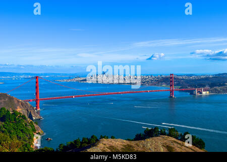 Golden Gate Bridge Blick vom Hügel, einige Schiffe im Wasser, San Fancisco Skyline, Kalifornien, USA Stockfoto