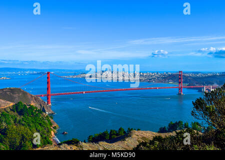 Golden Gate Bridge Blick vom Hügel, einige Schiffe im Wasser, San Fancisco Skyline, Kalifornien, USA Stockfoto