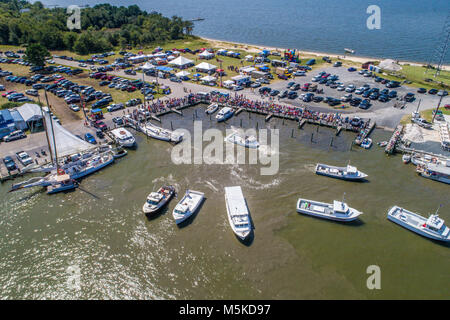 Luftaufnahme Festival als Menschenmenge sammelt entlang Dockside während verschiedene Boote Schwimmer verankert in der Nähe von Deal Island, Maryland. Stockfoto