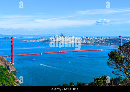 Golden Gate Bridge Blick vom Hügel, einige Schiffe im Wasser, San Fancisco Skyline, Kalifornien, USA Stockfoto