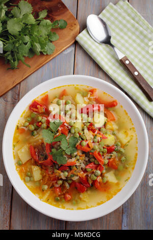Vegane Suppe auf einem rustikalen Tisch Stockfoto
