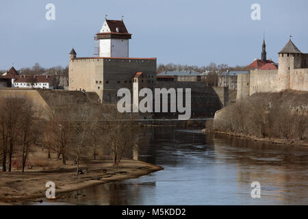 Um Narva (links) und Iwangorod Festungen auf den Fluss Narva an der Grenze zwischen Russland und Estland Stockfoto