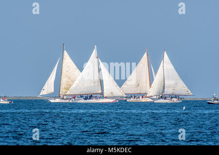 Seitliche Sicht auf eine Gruppe von traditionellen Skipjack Boote gegeneinander in Deal Island Skipjack Rennen, Insel, Maryland konkurrieren. Stockfoto