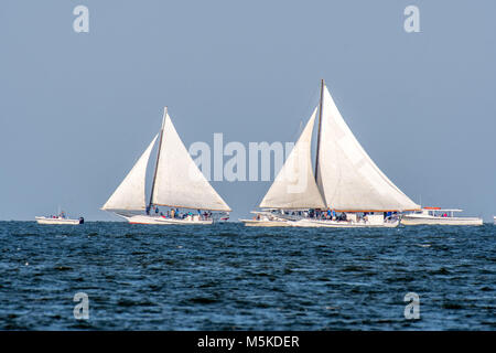 Seitliche Sicht auf eine Gruppe von traditionellen Skipjack Boote gegeneinander in Deal Island Skipjack Rennen, Insel, Maryland konkurrieren. Stockfoto