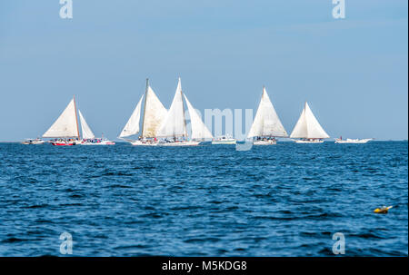 Seitliche Sicht auf eine Gruppe von traditionellen Skipjack Boote gegeneinander in Deal Island Skipjack Rennen, Insel, Maryland konkurrieren. Stockfoto