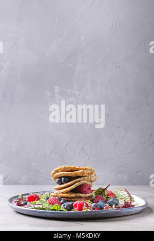 Vegane Pfannkuchen mit grünen Stockfoto
