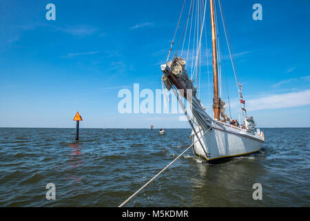 Seil zu traditionellen Skipjack Boot befestigt, wie es entlang der Gewässer der Chesapeake Bay, Insel, Maryland gezogen wird. Stockfoto