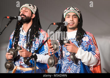 Zwei Mitglieder der Musikgruppe, Innov Gnawa, Singen und Spielen krakebs für nationale Volksleben Festival, Greensboro, North Carolina. Stockfoto