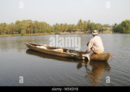 Lokale Fischer auf seinem Brett in die backwaters von alapuzha, Kerala, Indien Stockfoto
