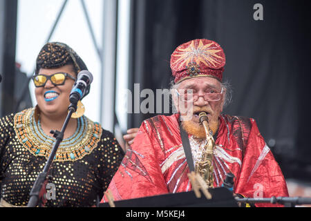 Marshall Allen, Bandleader für Sun Ra Arkestra, Gürtel, auf dem Saxophon auf der Bühne mit einer seiner weiblichen Bandmitglieder auf nationaler Volksleben Festiva Stockfoto