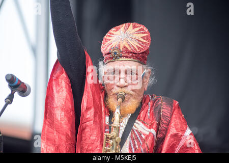 Marshall Allen, Bandleader für Sun Ra Arkestra, legt er den Arm in die Luft, als er die Riemen auf dem Saxophon auf der Bühne des National Folk Life Festival, Gre Stockfoto