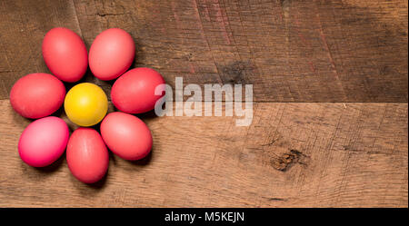 Muster der bemalte Eier auf Holztisch für Ostern Stockfoto
