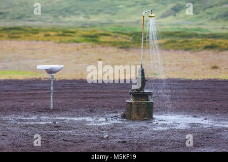 Dusche im Freien mit Thermalwasser in krafla Gebiet Norden Islands Stockfoto