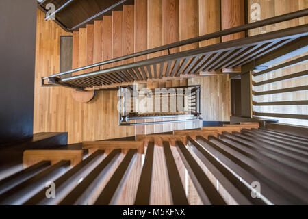 Direkt über der hölzerne Wendeltreppe von Gebäude, Tifton, Georgia. Stockfoto