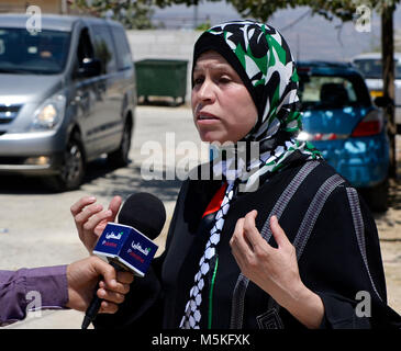 Palästinensischen TV-Interviews Nariman Tamimi in ihrem Dorf in der West Bank, Nabi Saleh, wo die wöchentlichen Demonstrationen gegen die israelische Siedlungen statt. Stockfoto