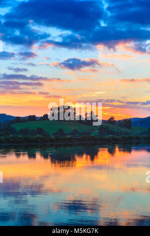 Salzwiesen in der Abenddämmerung. Santoña, Victoria und Joyel Sümpfe Naturpark. Kantabrien, Spanien, Europa. Stockfoto