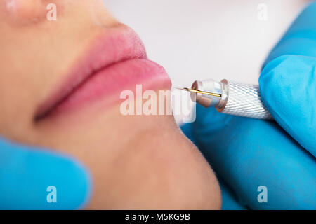 Kosmetiker Anwendung Permanent Make Up für die Frau, die Lippen in Beauty Spa Stockfoto