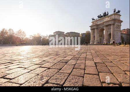 Ansicht der Arco della Pace Denkmal auf der Piazza Sempione. Mailand, Lombardei, Italien. Stockfoto